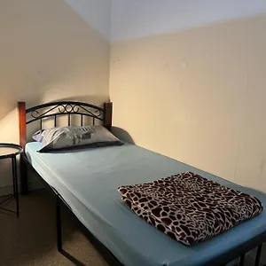 Backpacker's Bed - No Parking Space Homestay